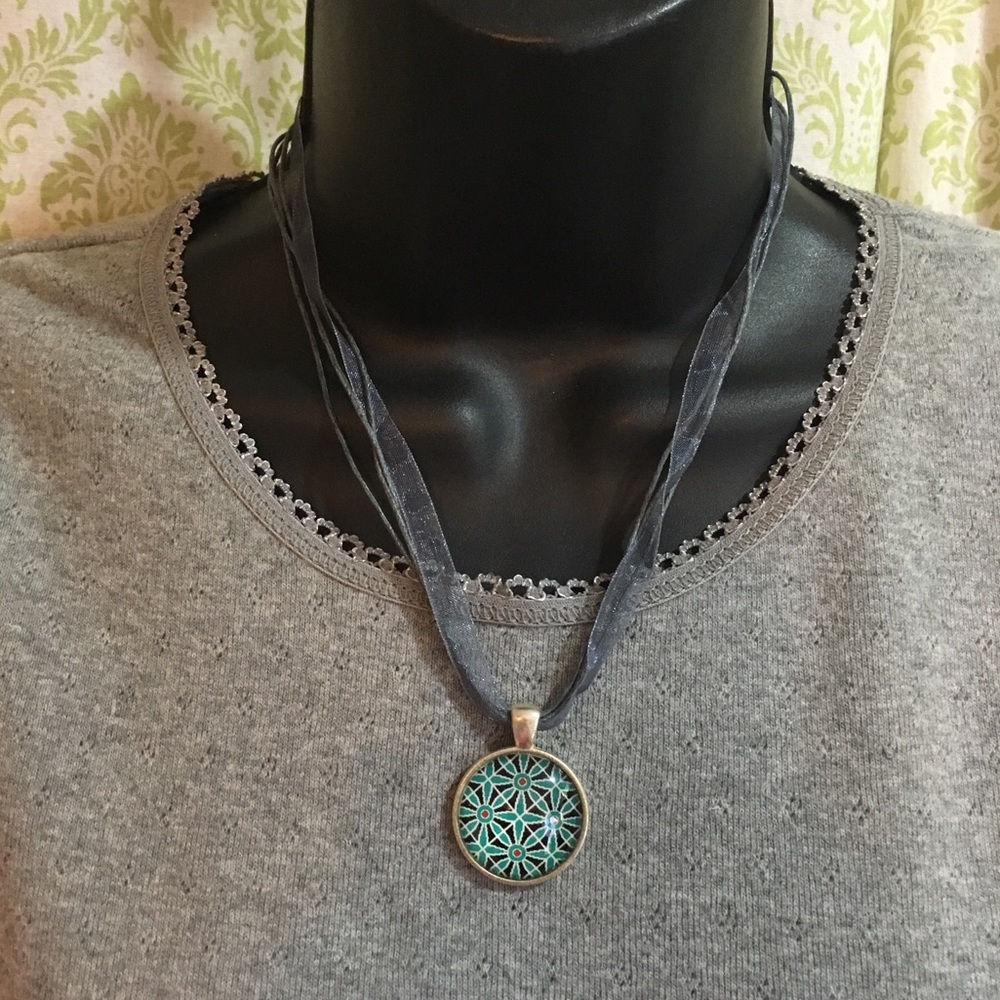 Abstract geometric pendant - Picture 1 of 4